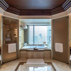 Отель The Peninsula Bangkok Таиланд, Бангкок - 1 отзыв об отеле, цены и фото номеров - забронировать отель The Peninsula Bangkok онлайн ванная