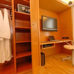 JM Suites Hotel сейф в номере