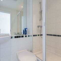 Отель 2 Bedroom Flat In Holloway With Balcony And Courtyard ванная фото 2