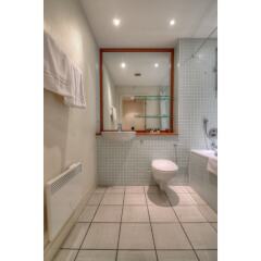 Отель Modern, Spacious 1BR Central Manchester Flat for 4 ванная фото 2