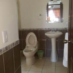 Отель Casa Colonial Bed And Breakfast Гондурас, Сан-Педро-Сула - отзывы, цены и фото номеров - забронировать отель Casa Colonial Bed And Breakfast онлайн ванная фото 2