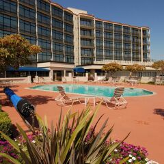 Red Lion Hotel Oakland International Airport бассейн фото 2