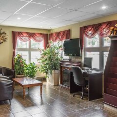 Отель Econo Lodge Montmorency Falls Канада, Буашатель - отзывы, цены и фото номеров - забронировать отель Econo Lodge Montmorency Falls онлайн интерьер отеля фото 2