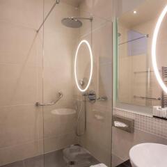 Отель Crowne Plaza Paris Republique Франция, Париж - 1 отзыв об отеле, цены и фото номеров - забронировать отель Crowne Plaza Paris Republique онлайн ванная