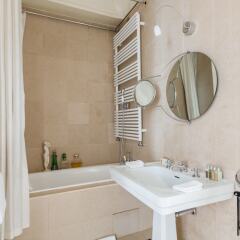 Отель onefinestay - Montmartre-South Pigalle private homes ванная