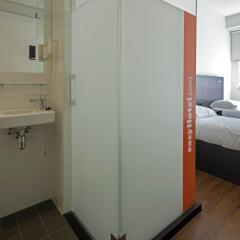 Отель easyHotel Den Haag ванная