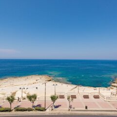 Отель Seafront Apartment, Marvelous Views GR8 Location Мальта, Слима - отзывы, цены и фото номеров - забронировать отель Seafront Apartment, Marvelous Views GR8 Location онлайн пляж фото 2