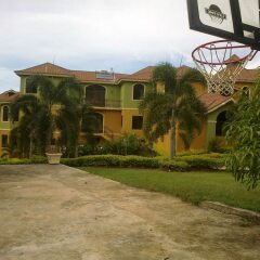 Отель Milbrooks Resort парковка