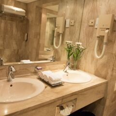 Отель Cinnamon Lakeside Colombo ванная