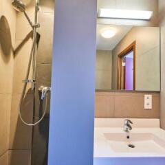 Отель Jacques Brel Youth Hostel Бельгия, Брюссель - отзывы, цены и фото номеров - забронировать отель Jacques Brel Youth Hostel онлайн ванная фото 2