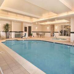 Отель Hilton Garden Inn Akron Canton Airport бассейн