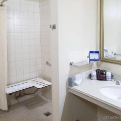 Отель Best Western Valencia Inn США, Санта-Кларита - отзывы, цены и фото номеров - забронировать отель Best Western Valencia Inn онлайн ванная