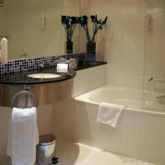 Отель Holiday Inn Express Bilbao Испания, Дерио - отзывы, цены и фото номеров - забронировать отель Holiday Inn Express Bilbao онлайн ванная