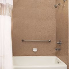 Отель La Quinta Inn & Suites by Wyndham Beaumont West США, Бомонт - отзывы, цены и фото номеров - забронировать отель La Quinta Inn & Suites by Wyndham Beaumont West онлайн ванная