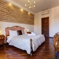 Отель Little Rhome Suites комната для гостей