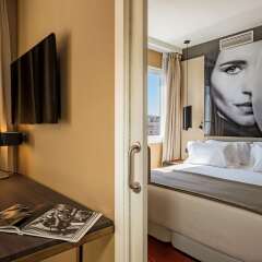 Отель NH Collection Madrid Suecia сейф в номере