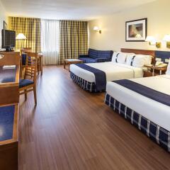 Отель Holiday Inn Lisbon сейф в номере