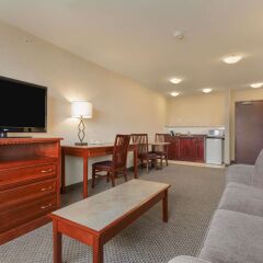 Отель Days Inn & Suites Langley комната для гостей фото 2