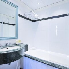 Отель Golden Tulip Washington Opera Франция, Париж - 11 отзывов об отеле, цены и фото номеров - забронировать отель Golden Tulip Washington Opera онлайн ванная фото 2