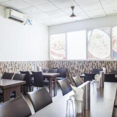 Отель OYO 16011 Hotel Mohan International Индия, Нью-Дели - отзывы, цены и фото номеров - забронировать отель OYO 16011 Hotel Mohan International онлайн гостиничный бар