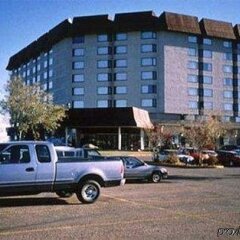 Отель Saskatoon Inn парковка