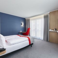 Отель Holiday Inn Express Berlin - Alexanderplatz сейф в номере