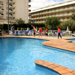Aqua Hotel Montagut Suites бассейн
