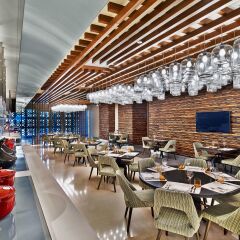 V Hotel Dubai, Curio Collection by Hilton питание фото 3