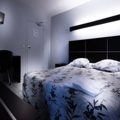 Отель Hôtel Du Globe 18 сейф в номере