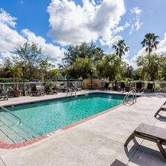 Отель Baymont Inn and Suites Fort Myers бассейн
