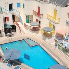 Отель Sea 'n Lake View Hotel Apartments Кипр, Ларнака - 1 отзыв об отеле, цены и фото номеров - забронировать отель Sea 'n Lake View Hotel Apartments онлайн бассейн
