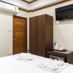 Suthep Home & Hostel Бангкок сейф в номере