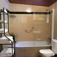Отель Apartamentos Rurales Les Barnedes Испания, Мольо - отзывы, цены и фото номеров - забронировать отель Apartamentos Rurales Les Barnedes онлайн ванная