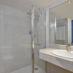 Отель Sol House The Studio Calviá Beach Испания, Магалуф - 1 отзыв об отеле, цены и фото номеров - забронировать отель Sol House The Studio Calviá Beach онлайн ванная