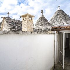 Отель Il Trullo degli Arazzi Альберобелло приотельная территория