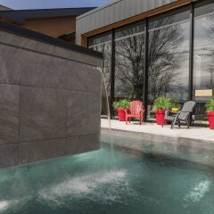 Отель Hôtel & Suites Normandin Lévis Канада, Сен-Николя - отзывы, цены и фото номеров - забронировать отель Hôtel & Suites Normandin Lévis онлайн бассейн