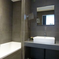 Отель Marivaux Hotel Бельгия, Брюссель - 6 отзывов об отеле, цены и фото номеров - забронировать отель Marivaux Hotel онлайн ванная фото 2