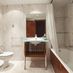 Отель Classic Bonanova - 4 Bedroom Apartment 2nd Floor - MSB 56028 Испания, Барселона - отзывы, цены и фото номеров - забронировать отель Classic Bonanova - 4 Bedroom Apartment 2nd Floor - MSB 56028 онлайн ванная