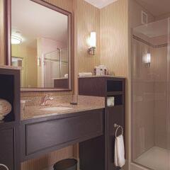 Отель Embassy Suites Columbus - Airport ванная