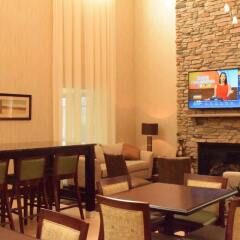 Отель Holiday Inn Express & Suites Geneva Finger Lakes гостиничный бар