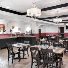 Отель Ramada Plaza by Wyndham Gatineau/Manoir du Casino Канада, Гатино - отзывы, цены и фото номеров - забронировать отель Ramada Plaza by Wyndham Gatineau/Manoir du Casino онлайн питание