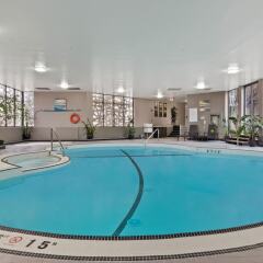 Отель Best Western Premier Calgary Plaza Hotel & Conference Centre Канада, Калгари - отзывы, цены и фото номеров - забронировать отель Best Western Premier Calgary Plaza Hotel & Conference Centre онлайн бассейн фото 3