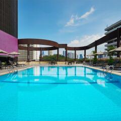 Отель Holiday Inn Atrium Сингапур бассейн