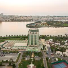 Отель Holiday International Sharjah пляж