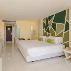 Отель Andaman Embrace Patong 5* Стандартный номер с различными типами кроватей