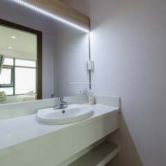 Апартаменты Handy Beachfront Apartment Нячанг ванная