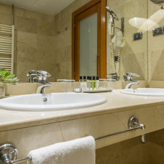 Отель Aparthotel Mariano Cubi Barcelona ванная
