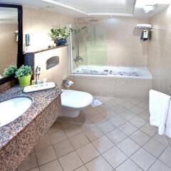 Corp Executive Hotel Doha Suites ванная
