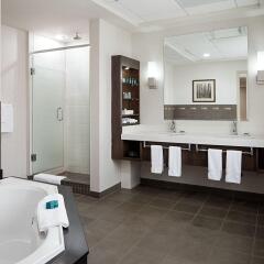 Отель Delta Hotels by Marriott Calgary South Канада, Калгари - отзывы, цены и фото номеров - забронировать отель Delta Hotels by Marriott Calgary South онлайн ванная