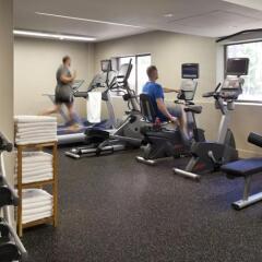 Отель Holiday Inn Vancouver Downtown & Suites Канада, Ванкувер - отзывы, цены и фото номеров - забронировать отель Holiday Inn Vancouver Downtown & Suites онлайн фитнесс-зал фото 3